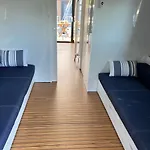 Plywajacy Houseboat 4u Botel *