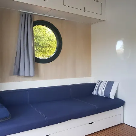 Plywajacy Houseboat 4u Botel