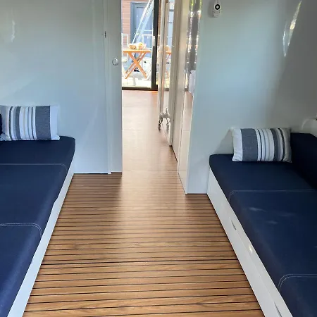 Plywajacy Houseboat 4u Botel *