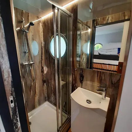 Plywajace Houseboat4u Botel *